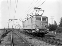 804416 Afbeelding van de electrische locomotief nr. 1101 (serie 1100) van de N.S. in turkooise beschildering ter hoogte ...